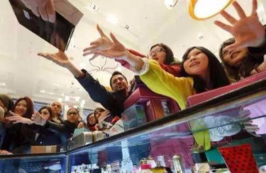 女人用手扣逼视中国人依然爱赴日旅游 消费已由爆买转向网购